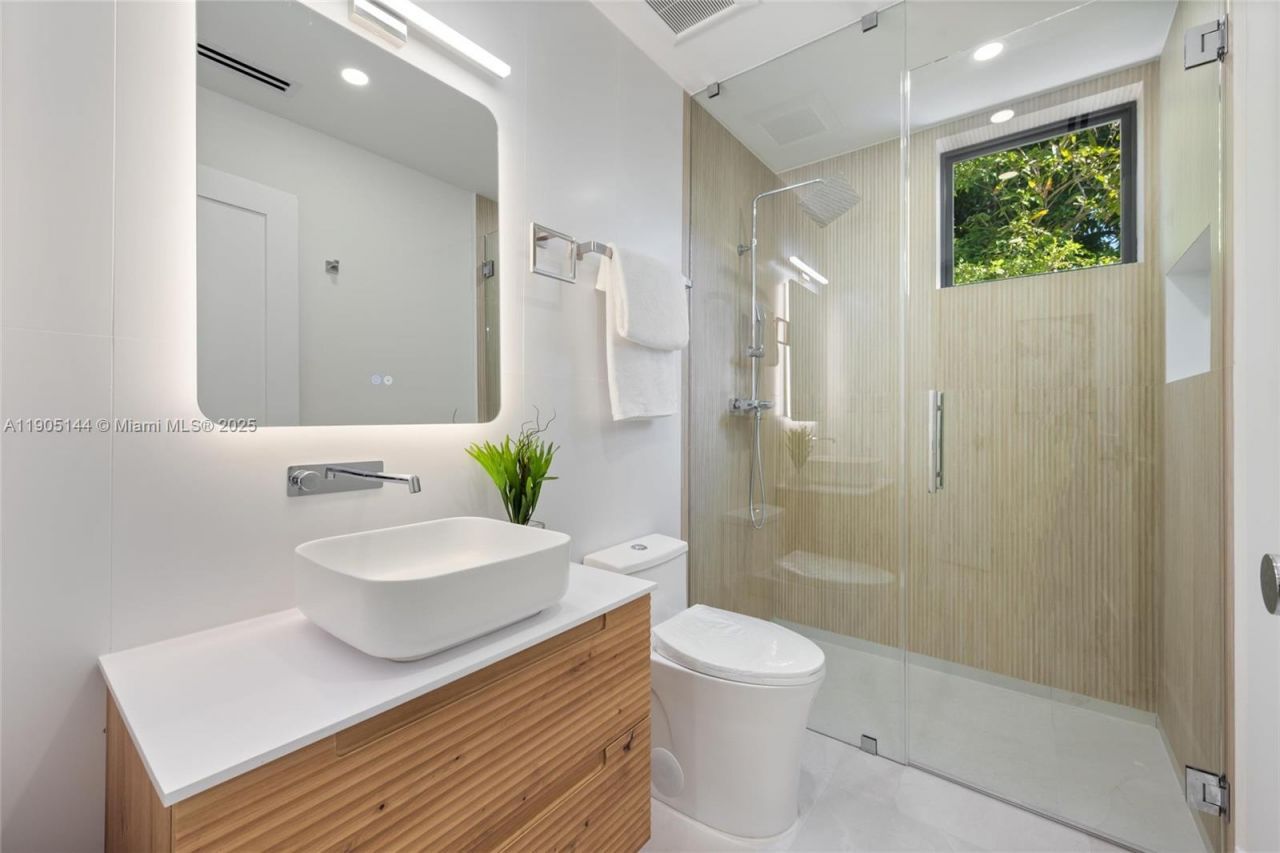 2127 SW 11th Ter, Miami, FL 33135 Photo