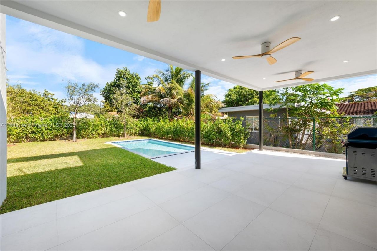 2127 SW 11th Ter, Miami, FL 33135 Photo