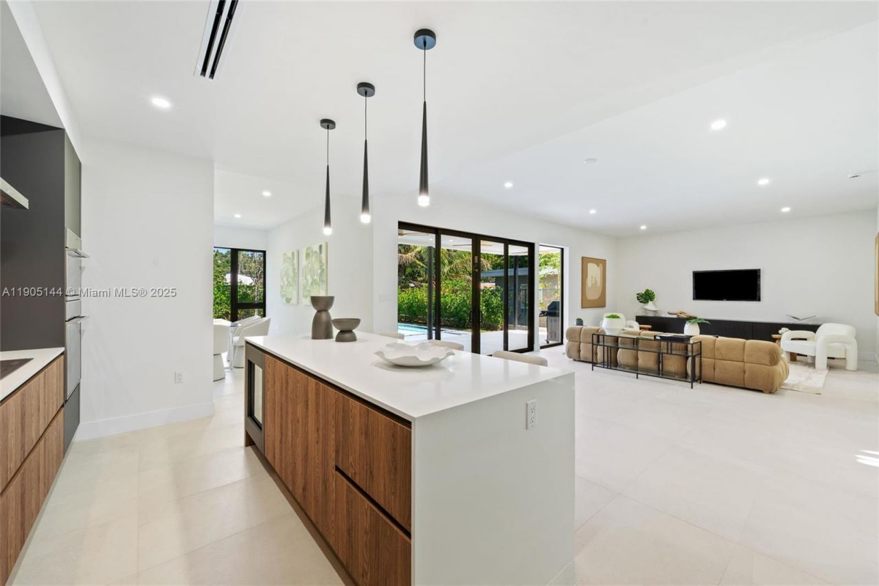 2127 SW 11th Ter, Miami, FL 33135 Photo