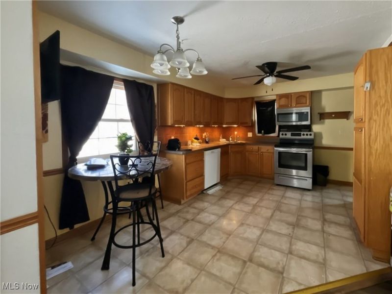 276 E 317 Street, Willowick, OH 44095 Photo 3