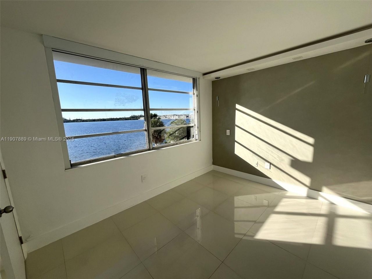 18601 NE 14th Ave, Unit 409, Miami, FL 33179 Photo