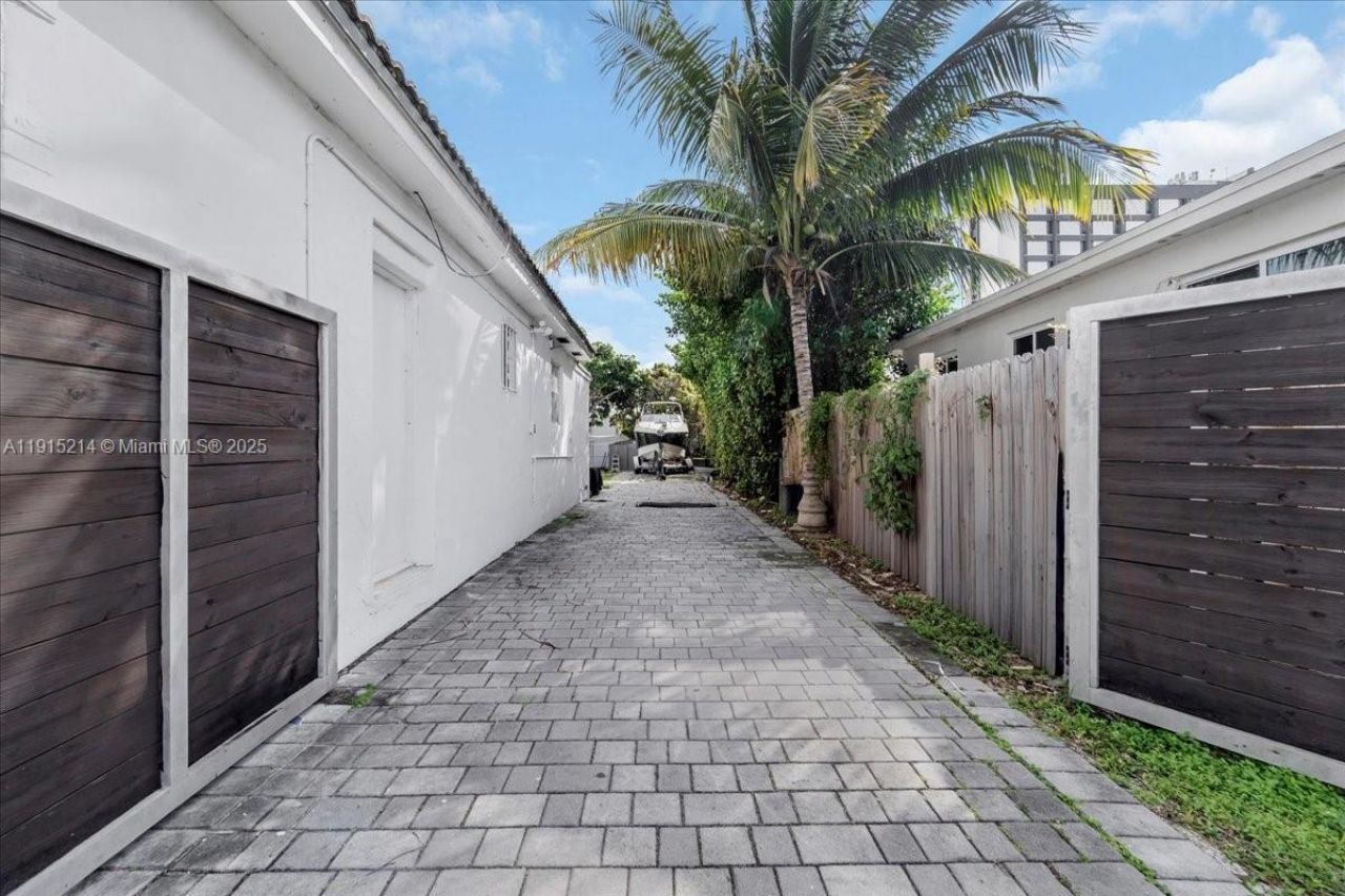 640 NE 168th St, North Miami Beach, FL 33162 Photo