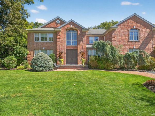 70 Keri Way, Woodbury, NY 11797