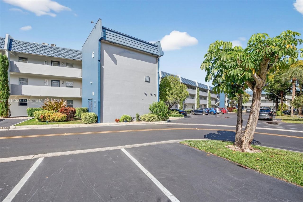 7817 Golf Cir Dr, Unit 305, Margate, FL 33063 Photo