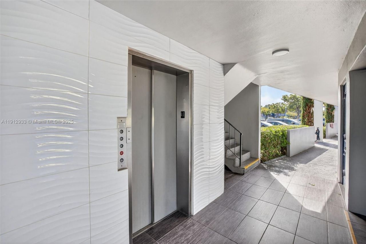 7817 Golf Cir Dr, Unit 305, Margate, FL 33063 Photo