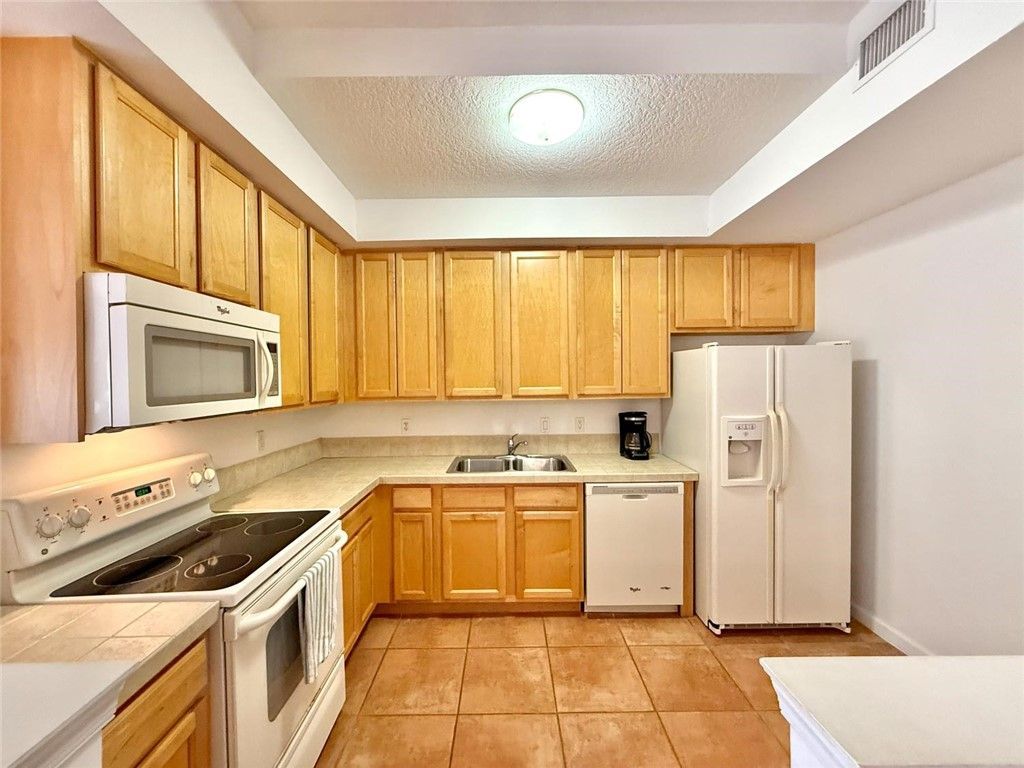 500 7th Square, Unit 102, Vero Beach, FL 32962 Photo