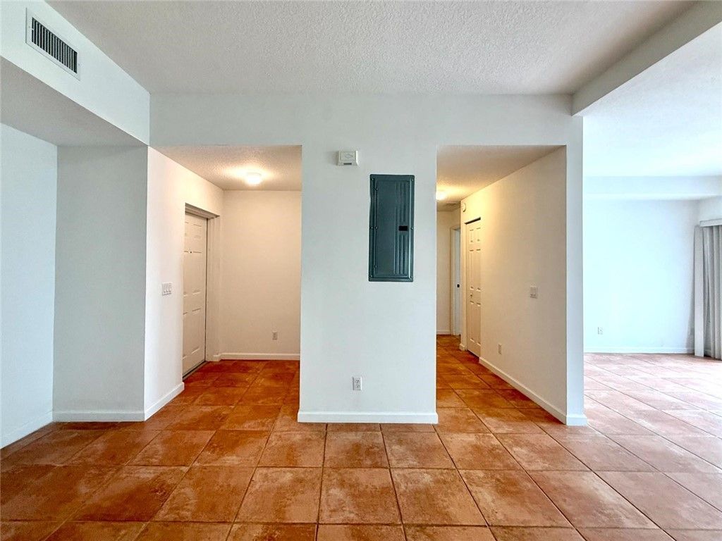 500 7th Square, Unit 102, Vero Beach, FL 32962 Photo