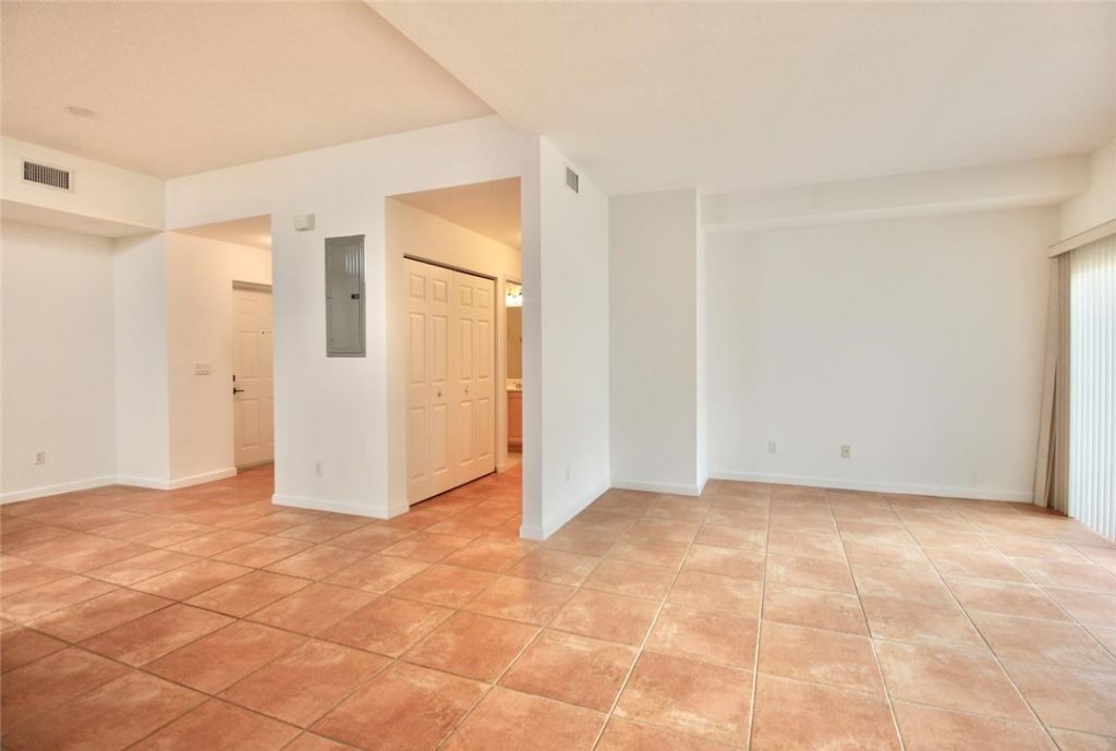 500 7th Square, Unit 102, Vero Beach, FL 32962 Photo