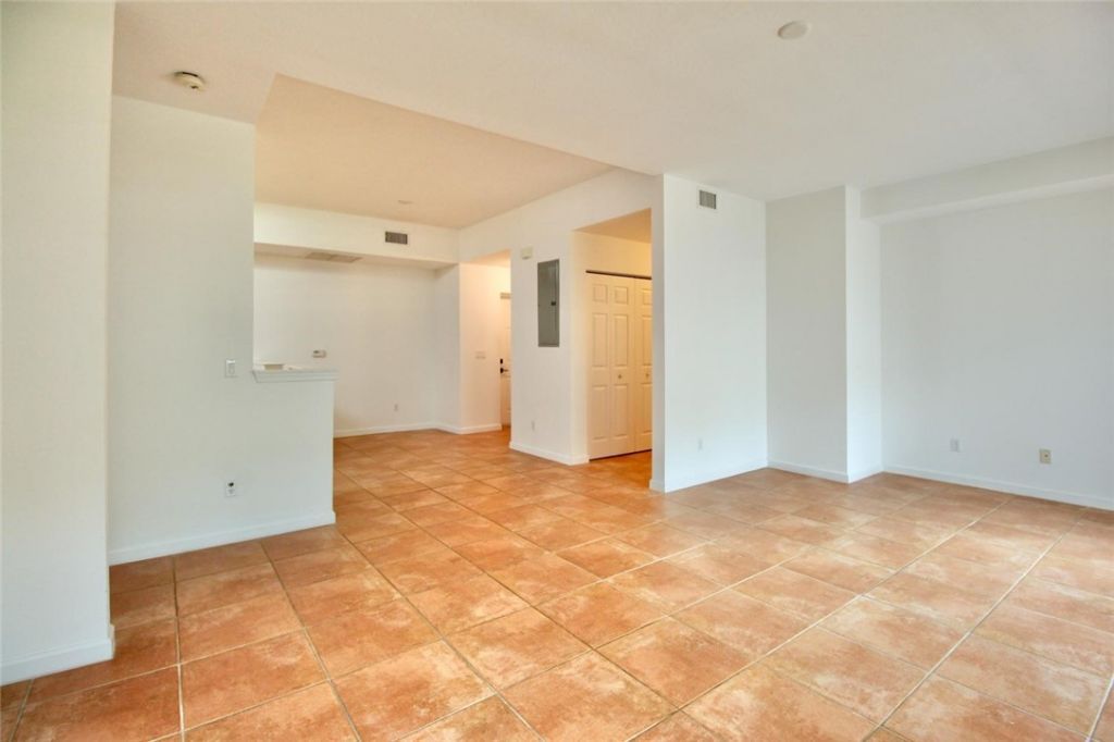 500 7th Square, Unit 102, Vero Beach, FL 32962 Photo