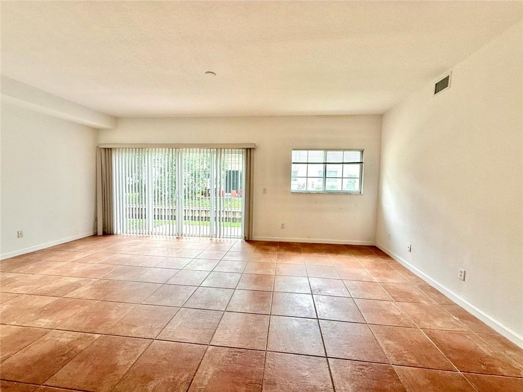 500 7th Square, Unit 102, Vero Beach, FL 32962 Photo