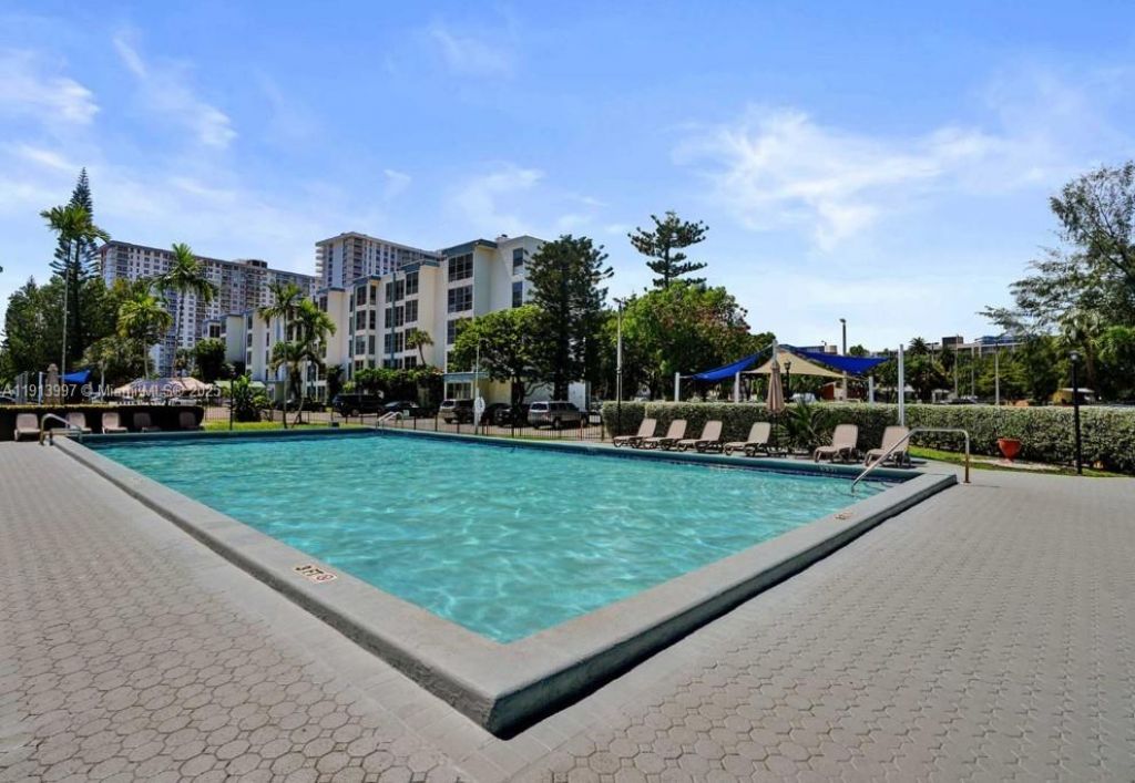 17560 Atlantic Blvd, Unit 116, Sunny Isles Beach, FL 33160 Photo