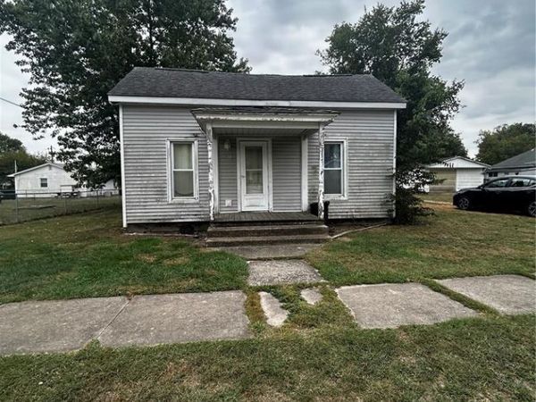 111 W Middleton Street, Witt, IL 62094