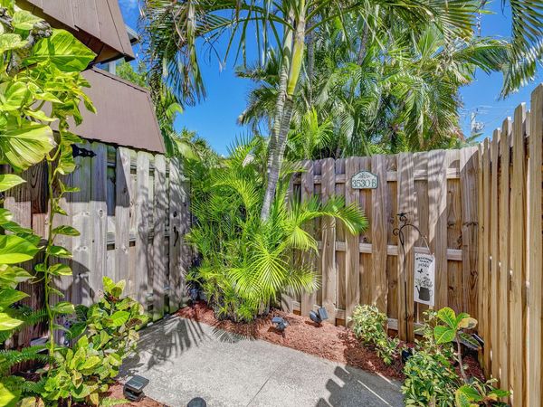 3530 E Gardens East Drive E, Unit B, Palm Beach Gardens, FL 33410