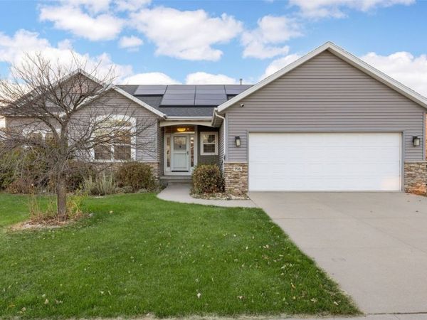 916 Blue Stone Street NW, Cedar Rapids, IA 52405