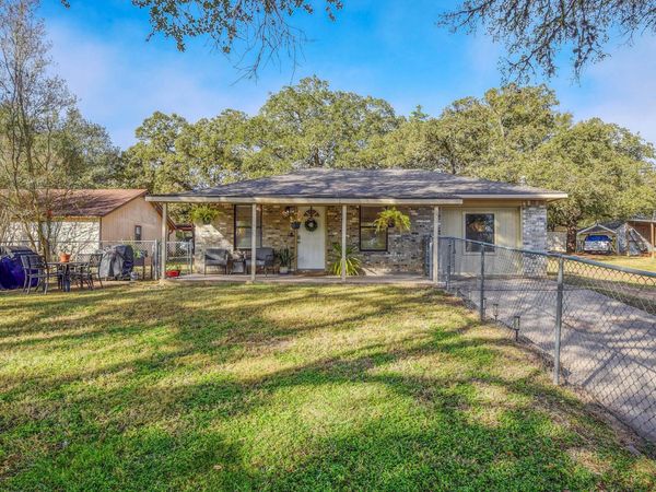504 Hickory ST, Smithville, TX 78957