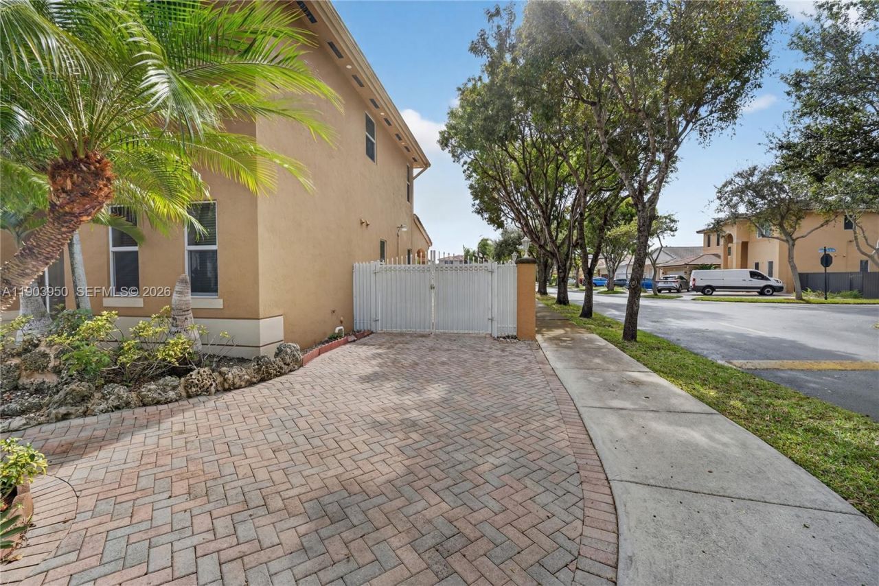 16074 SW 62nd St, Miami, FL 33193 Photo