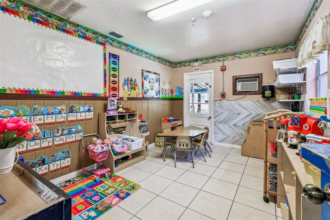 9912 N Myrtle Street, Tampa, FL 33617 Photo