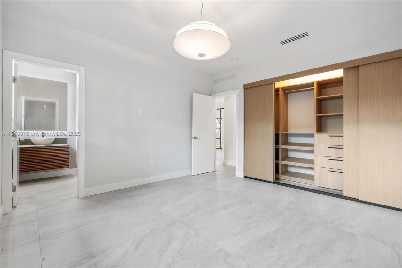 550 S Shore Dr, Miami Beach, FL 33141 Photo