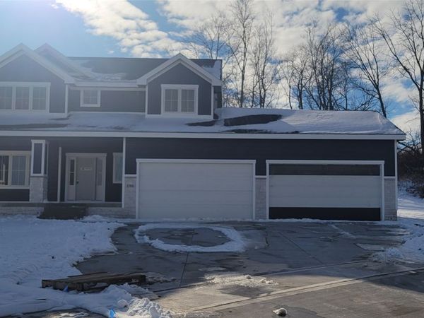 196 E Bridge Circle, Polk City, IA 50226