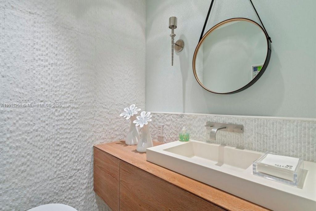 50 S Pointe Dr, Unit 2703, Miami Beach, FL 33139 Photo