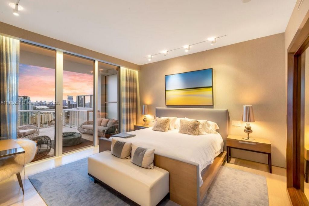 50 S Pointe Dr, Unit 2703, Miami Beach, FL 33139 Photo