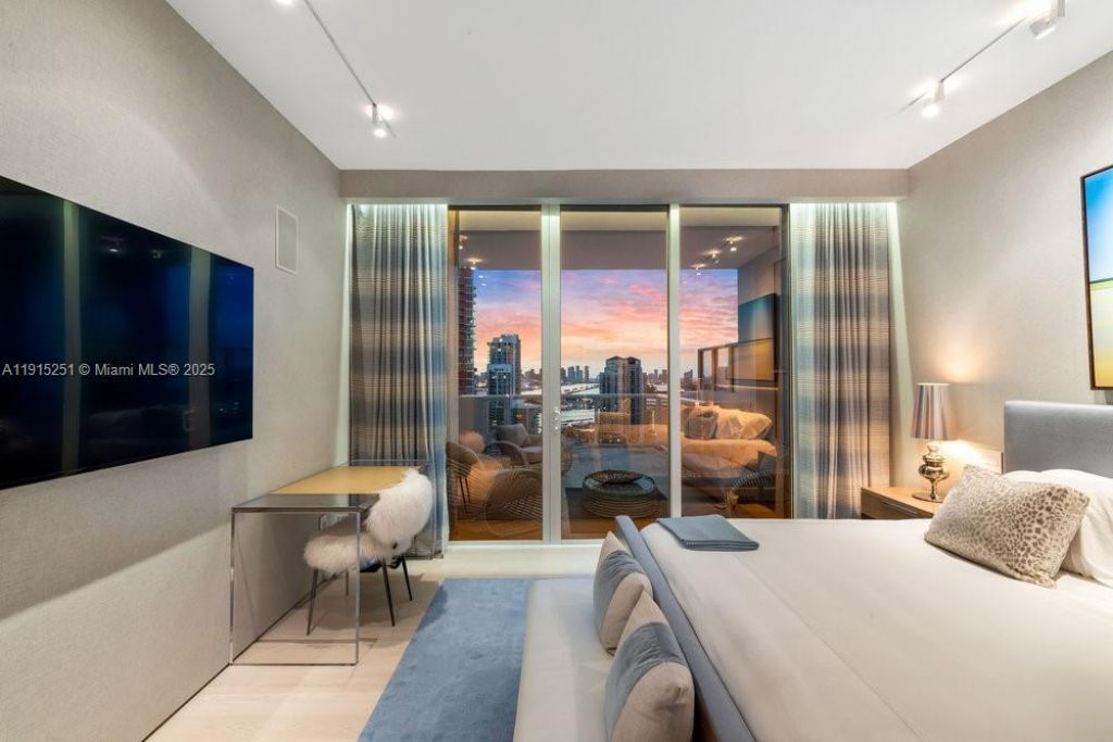 50 S Pointe Dr, Unit 2703, Miami Beach, FL 33139 Photo