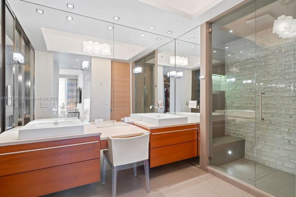 50 S Pointe Dr, Unit 2703, Miami Beach, FL 33139 Photo