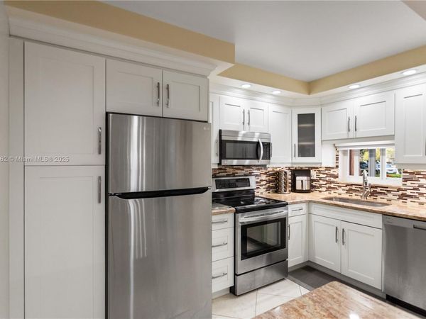 9820 S Hollybrook Lake Dr, Unit 16-105, Pembroke Pines, FL 33025