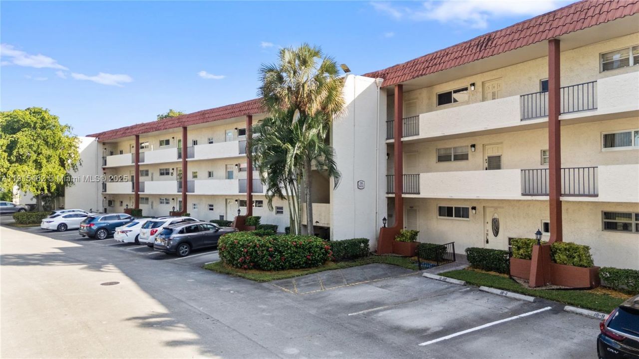 9820 S Hollybrook Lake Dr, Unit 16-105, Pembroke Pines, FL 33025 Photo