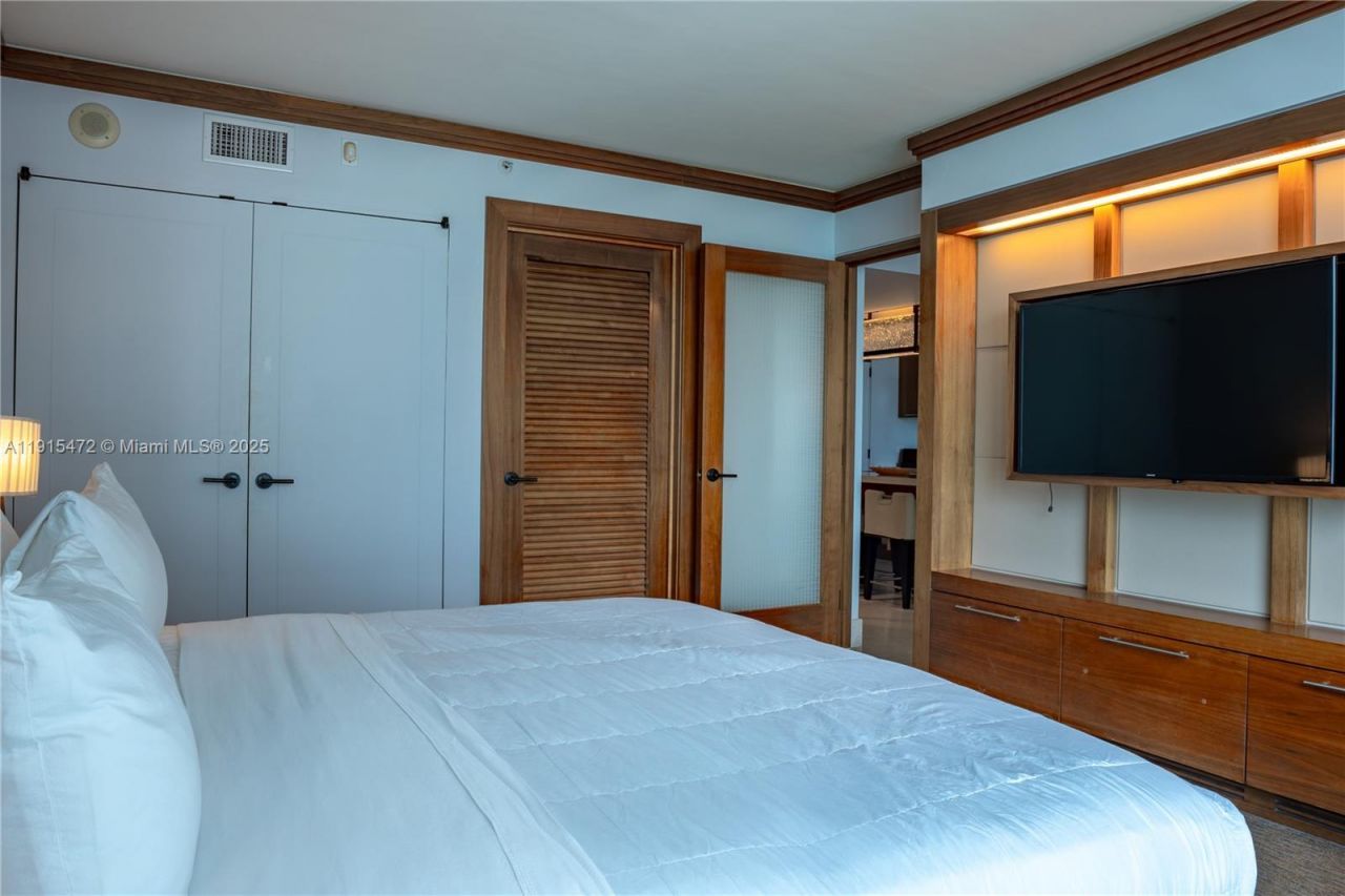 6801 Collins Ave, Unit 1002, Miami Beach, FL 33141 Photo