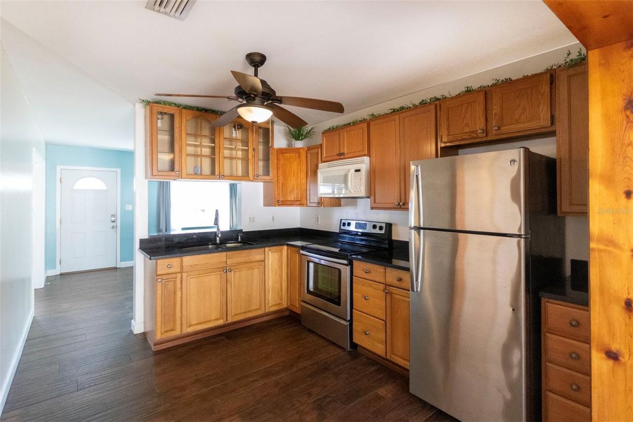 1725 Bradshaw Lane N, Saint Petersburg, FL 33710 Photo