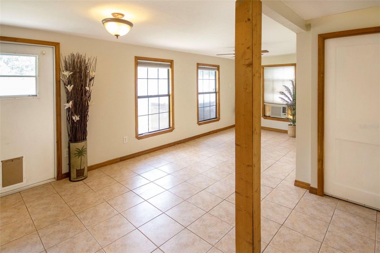 1725 Bradshaw Lane N, Saint Petersburg, FL 33710 Photo