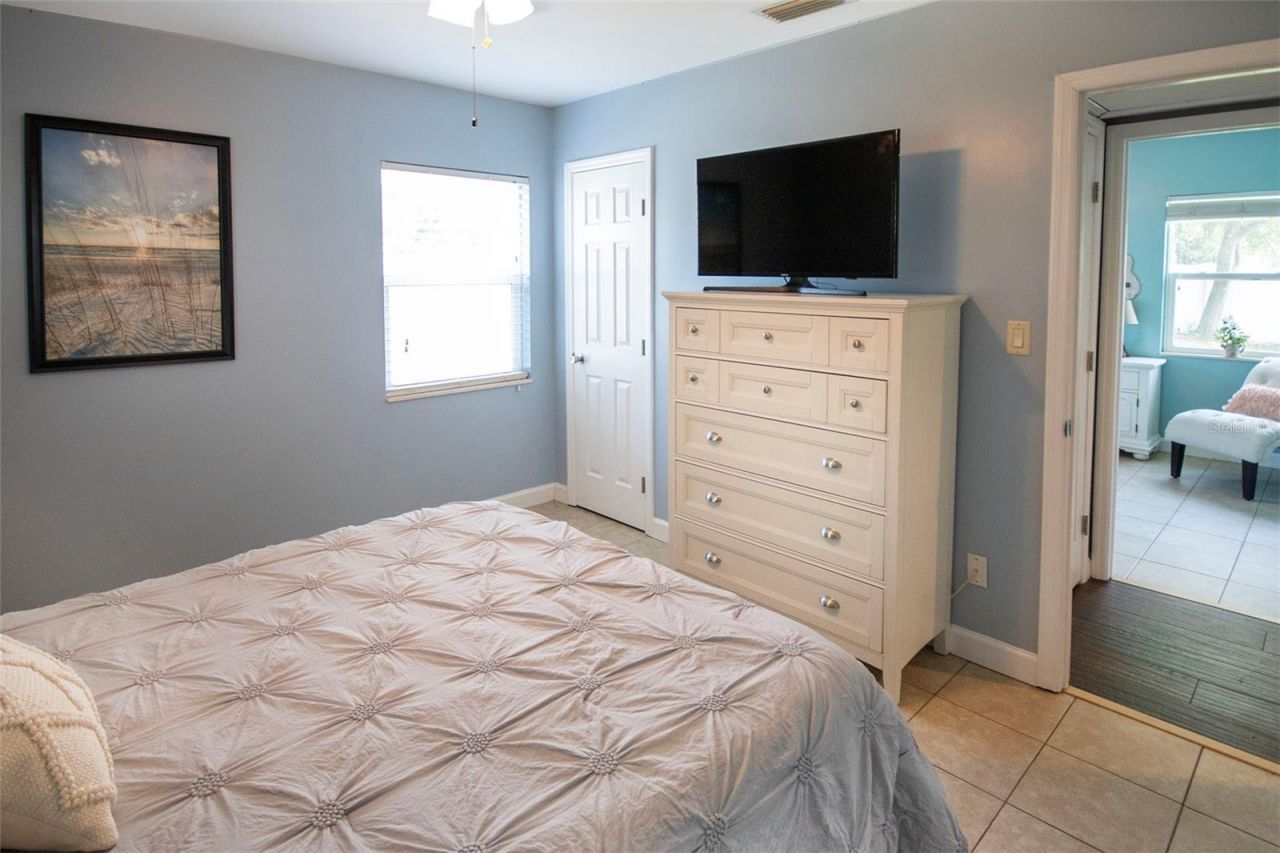 1725 Bradshaw Lane N, Saint Petersburg, FL 33710 Photo