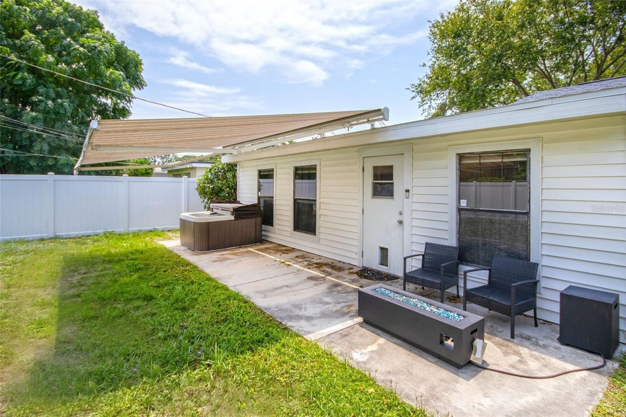 1725 Bradshaw Lane N, Saint Petersburg, FL 33710 Photo