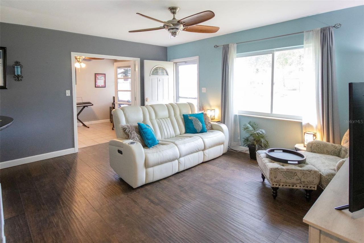 1725 Bradshaw Lane N, Saint Petersburg, FL 33710 Photo