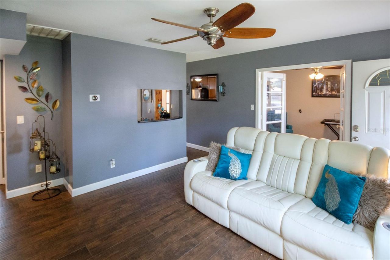 1725 Bradshaw Lane N, Saint Petersburg, FL 33710 Photo