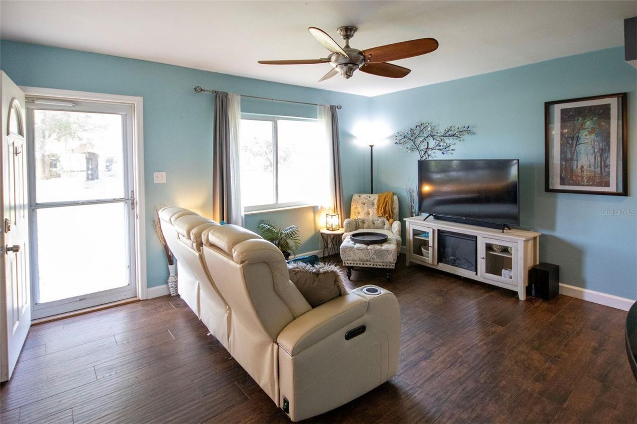 1725 Bradshaw Lane N, Saint Petersburg, FL 33710 Photo