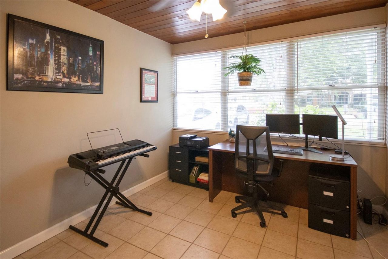 1725 Bradshaw Lane N, Saint Petersburg, FL 33710 Photo