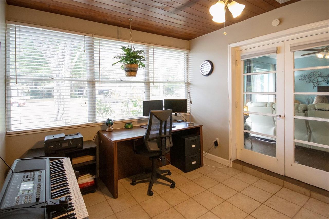 1725 Bradshaw Lane N, Saint Petersburg, FL 33710 Photo