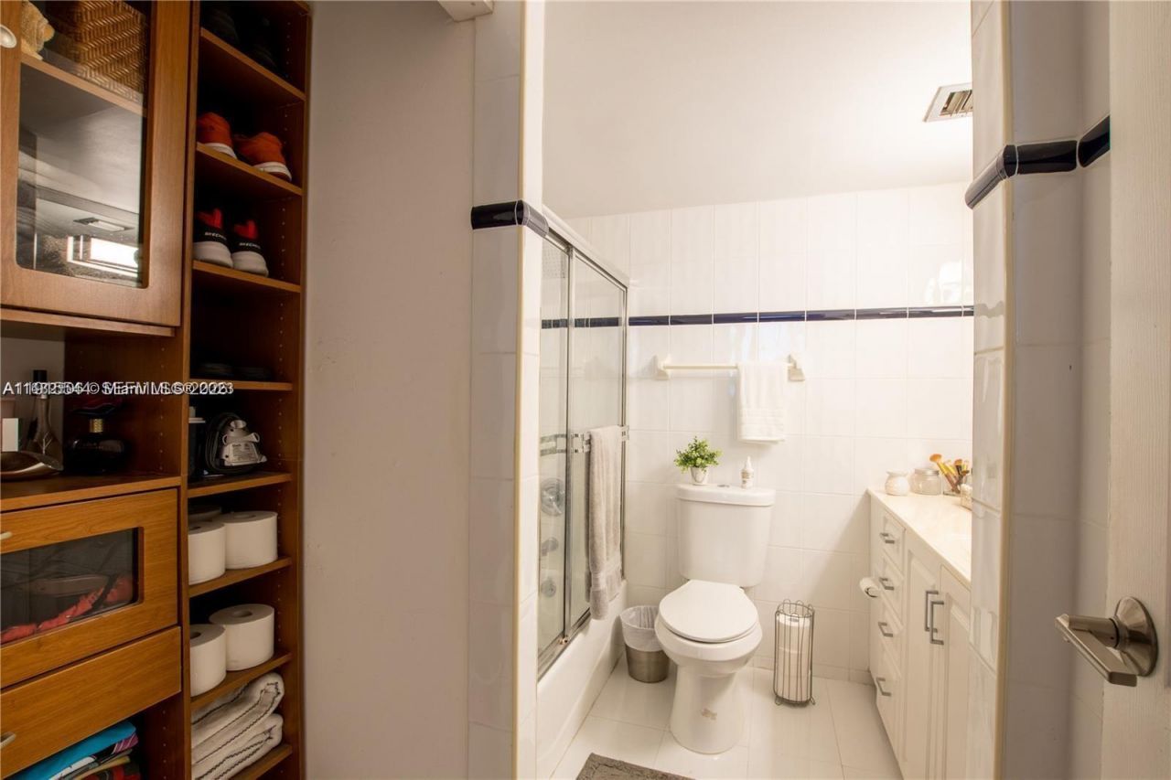 250 Jacaranda Dr, Unit 506, Plantation, FL 33324 Photo