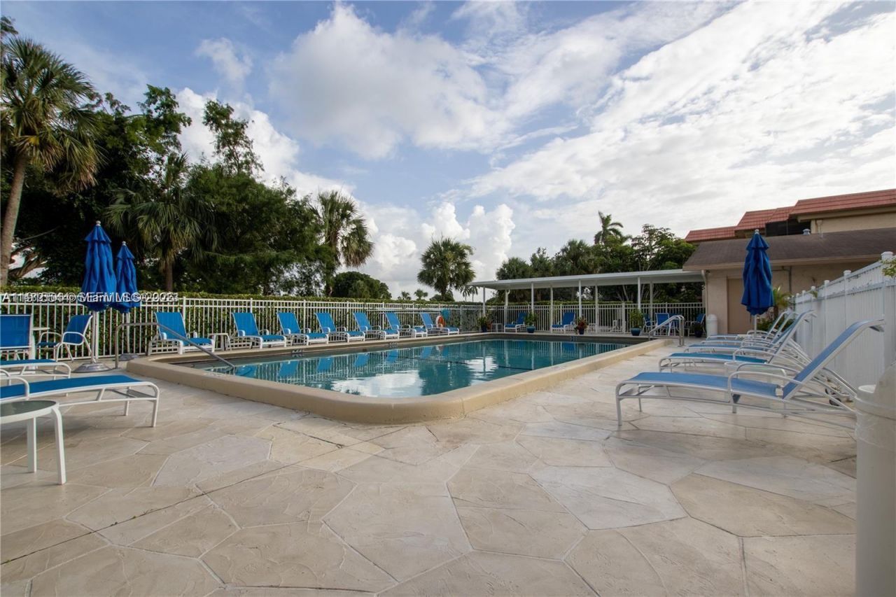 250 Jacaranda Dr, Unit 506, Plantation, FL 33324 Photo