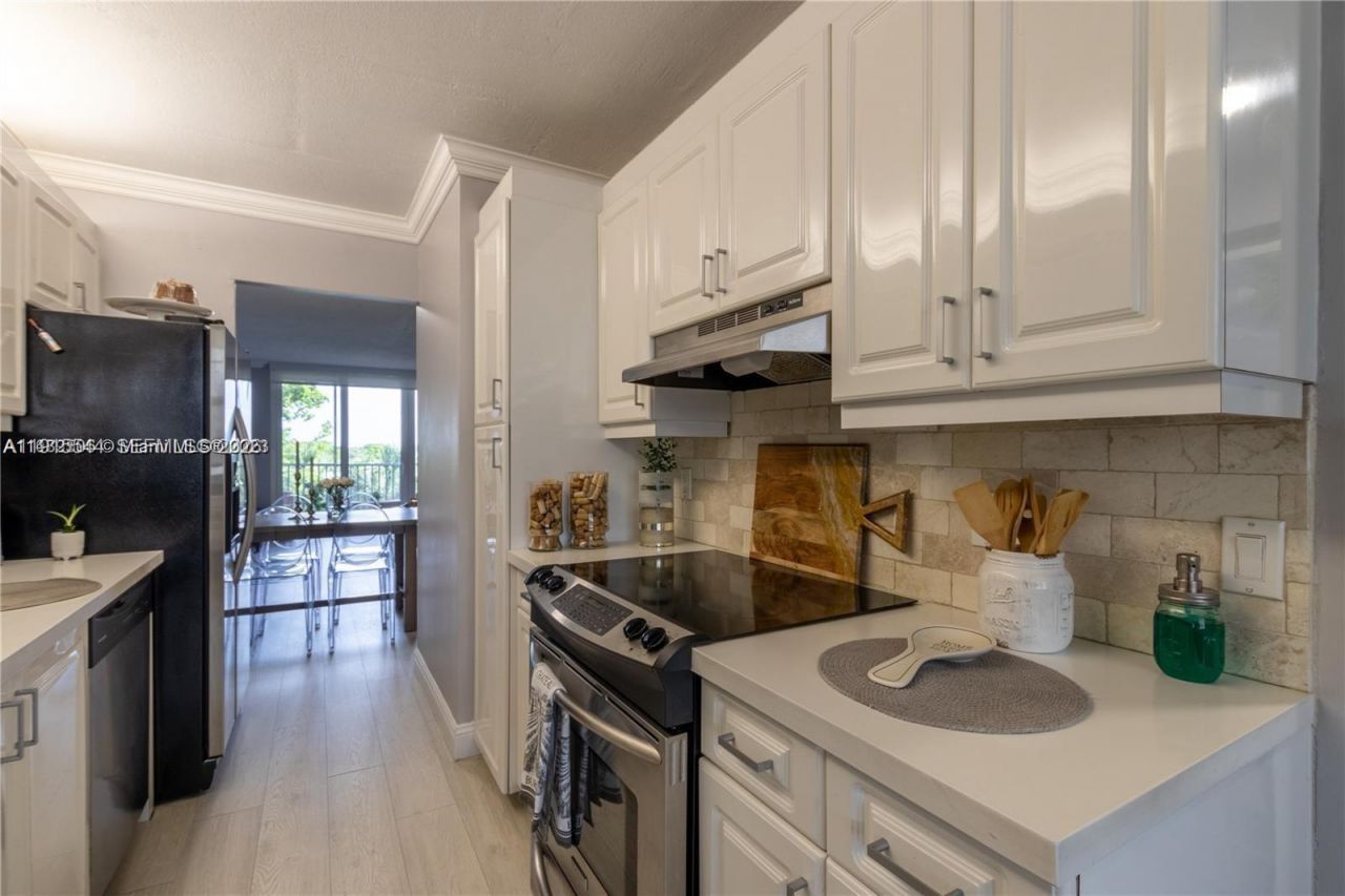 250 Jacaranda Dr, Unit 506, Plantation, FL 33324 Photo