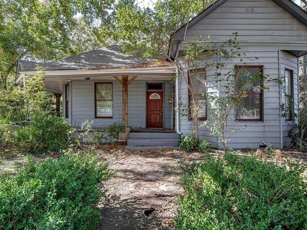 735 N Robinson Street, Cleburne, TX 76031