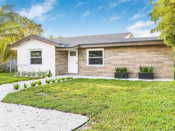 216 NE 160th St, Miami, FL 33162