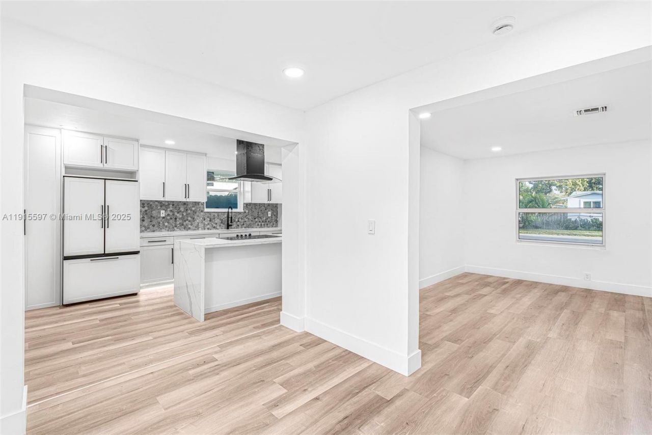 216 NE 160th St, Miami, FL 33162 Photo