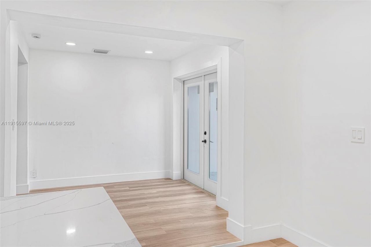 216 NE 160th St, Miami, FL 33162 Photo