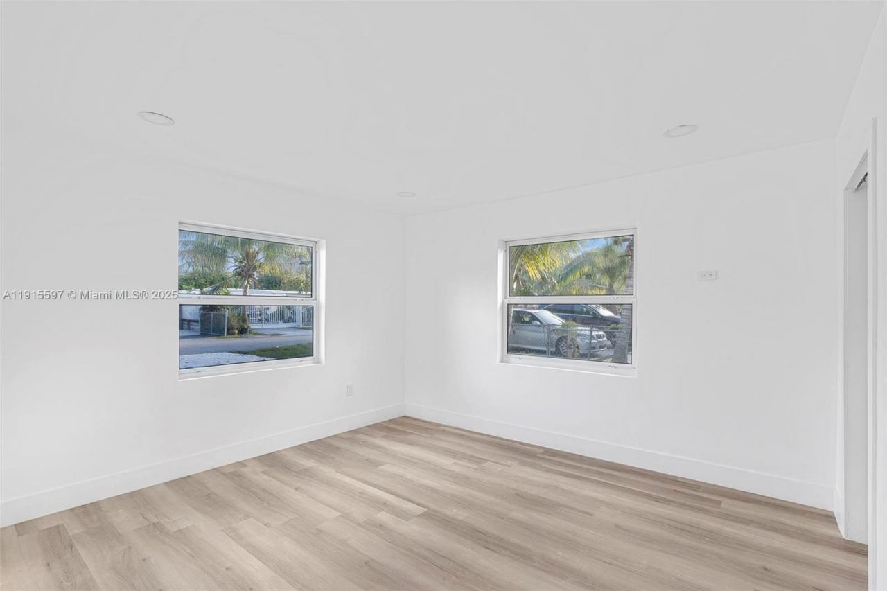 216 NE 160th St, Miami, FL 33162 Photo