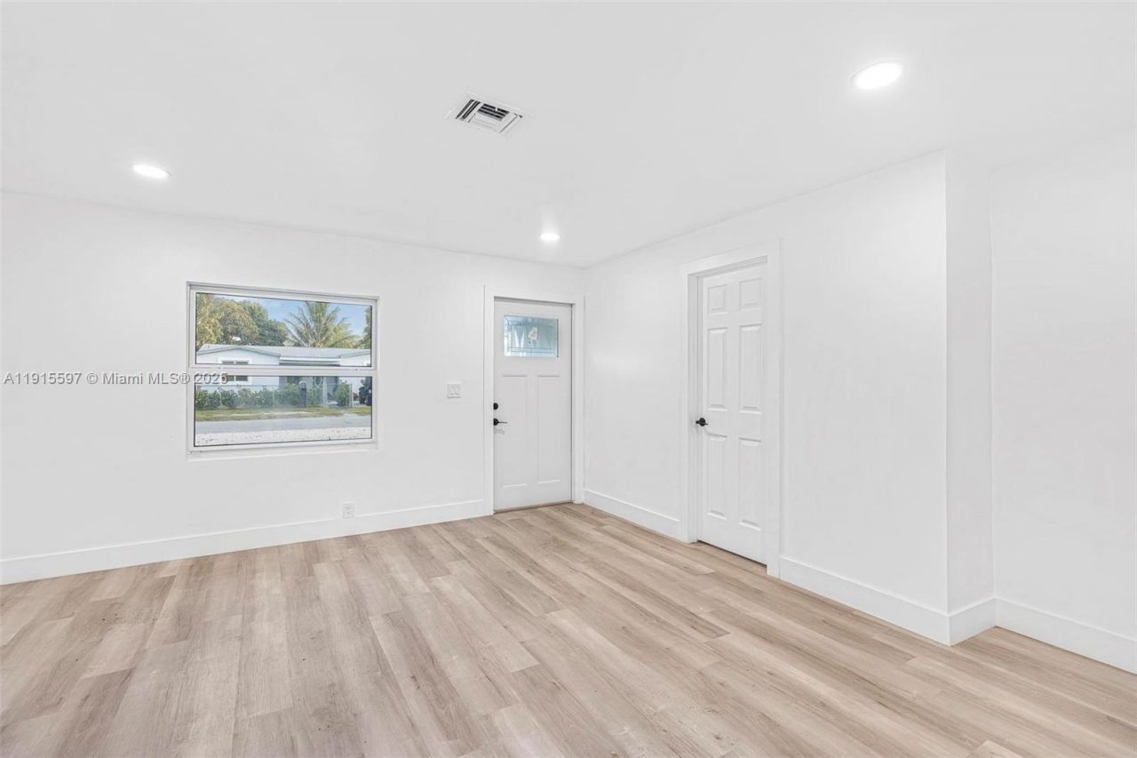 216 NE 160th St, Miami, FL 33162 Photo