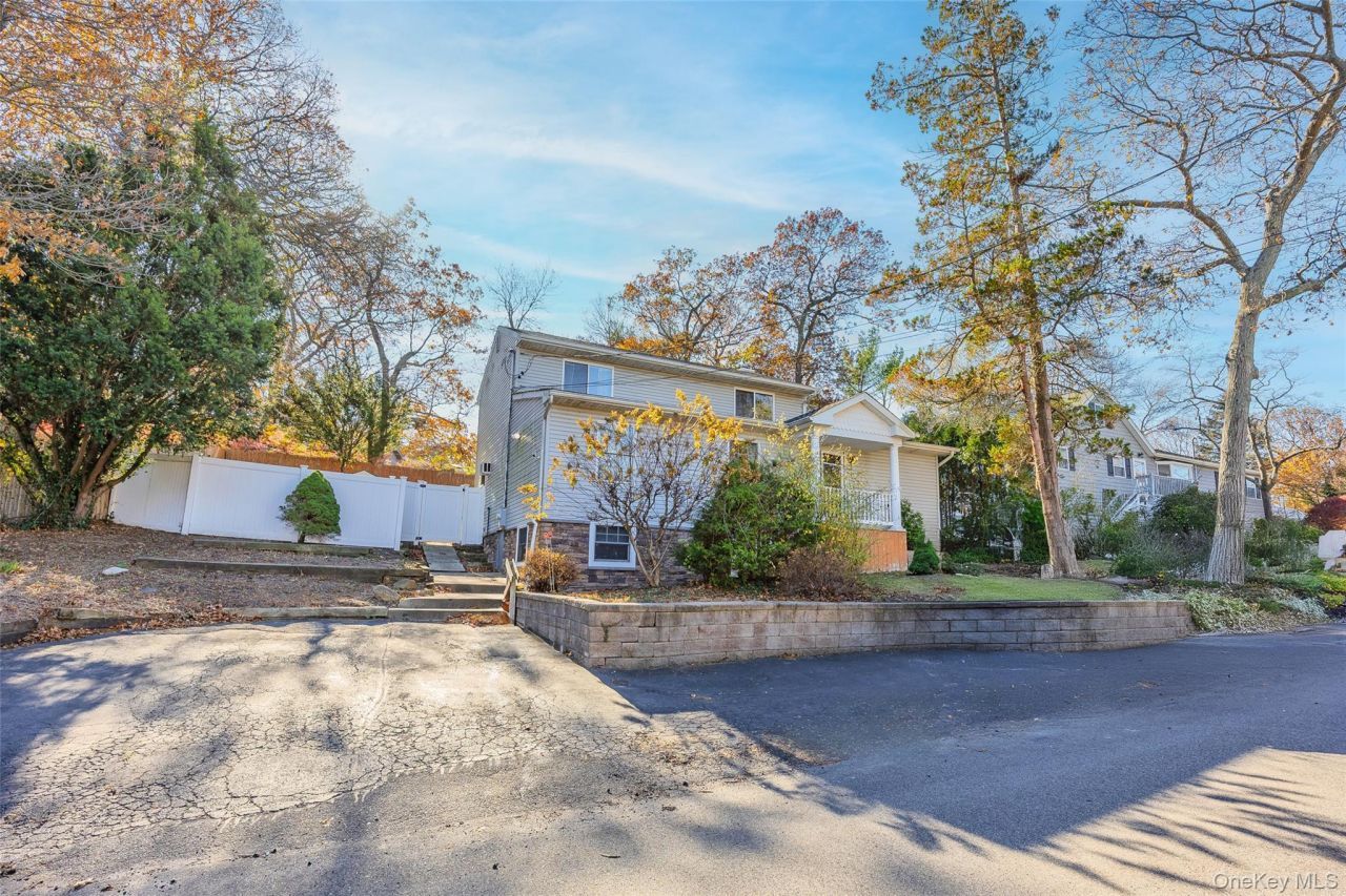 10 Queen Drive, Sound Beach, NY 11789 Main Photo