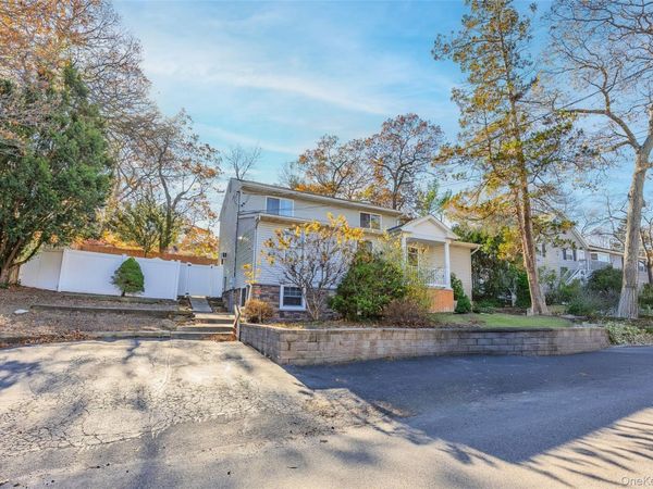 10 Queen Drive, Sound Beach, NY 11789
